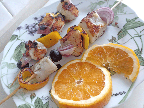 Brocheta de rape con cebolla morada y aceitunas, recetas de pescado, recetas para adelgazar, recetas light, proteína,