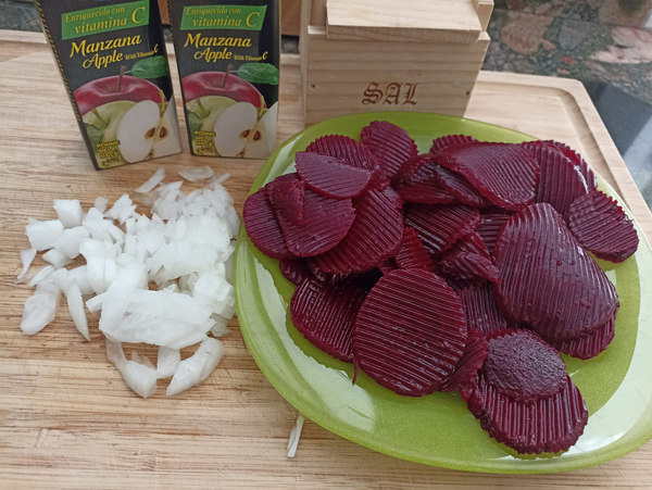 Sopa fría de remolacha Sopa fría de remolacha, recetas de verdura, recetas para adelgazar, recetas saludables, recetas light,