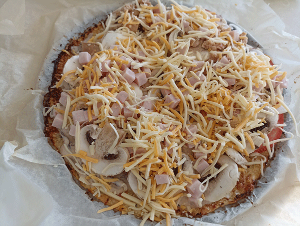 Pizza con base de coliflor de atún y pavo Pizza con base de coliflor de atún y pavo, coliflor, pizza saludable, pizza con base de coliflor, pizza con base de coliflor con setas shitake