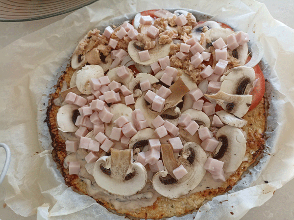 Pizza con base de coliflor de atún y pavo Pizza con base de coliflor de atún y pavo, coliflor, pizza saludable, pizza con base de coliflor, pizza con base de coliflor con setas shitake