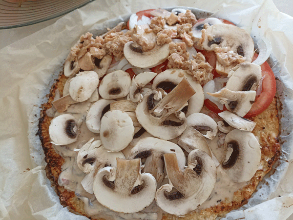 Pizza con base de coliflor de atún y pavo Pizza con base de coliflor de atún y pavo, coliflor, pizza saludable, pizza con base de coliflor, pizza con base de coliflor con setas shitake