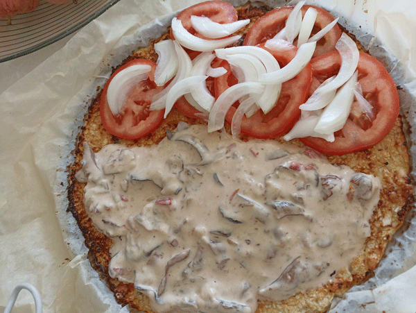Pizza con base de coliflor de atún y pavo Pizza con base de coliflor de atún y pavo, coliflor, pizza saludable, pizza con base de coliflor, pizza con base de coliflor con setas shitake