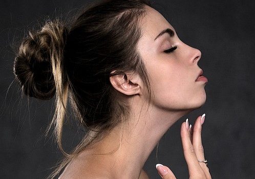 Trucos para disimular un cuello mas largo de lo normal, asesoria de imagen, color, personal shoper, estilo y moda, estilismo, look fashion