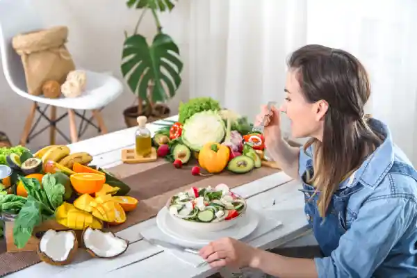 Qué puedes hacer por tu alimentación: guía práctica para una vida más saludable mesa con alimentos frescos y saludables de la dieta mediterránea