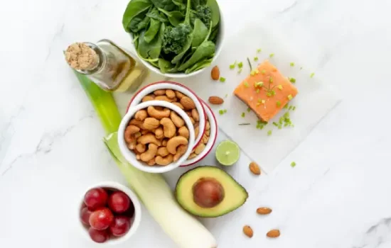 Alimentos que ayudan a reducir la ansiedad: salm&oacute;n, espinacas, aguacate, frutos secos y verduras frescas.