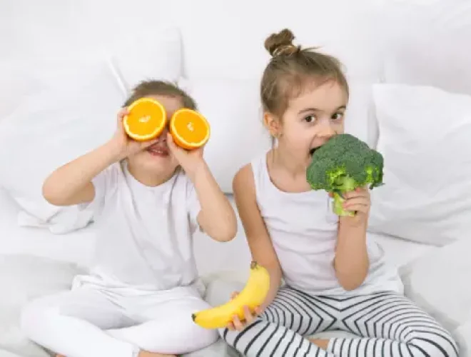 Ni&ntilde;os peque&ntilde;os disfrutando de fruta y verdura, imagen relacionada con el post mi ni&ntilde;o no quiere comer