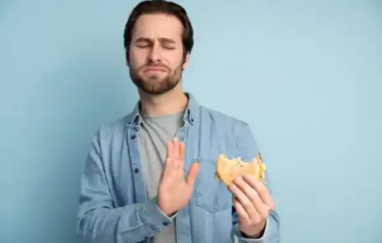 Persona comiendo de forma consciente para reconocer la saciedad, Escala de hambre y saciedad. Comer despacio y disfrutar de los alimentos.