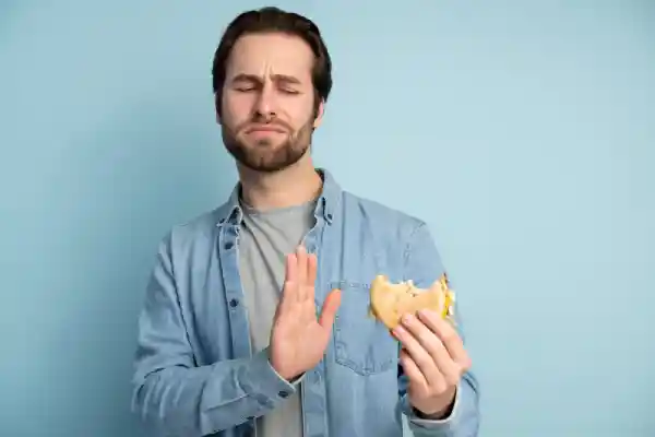 Qué es la saciedad y cómo reconocerla fácilmente Persona comiendo de forma consciente para reconocer la saciedad, Escala de hambre y saciedad. Comer despacio y disfrutar de los alimentos.