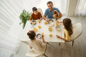Familia compartiendo comida saludable guiada por nutricionista familiar en Málaga