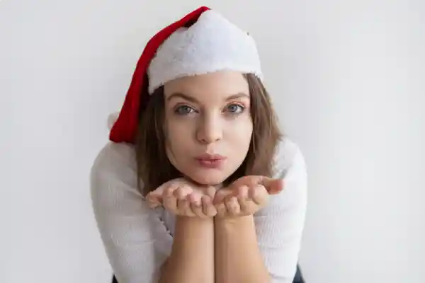 Mujer con gorro de Navidad para ilustrar consejos para adelgazar despu&eacute;s de las fiestas