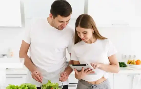 pareja organizando las comidas en pareja en la cocina