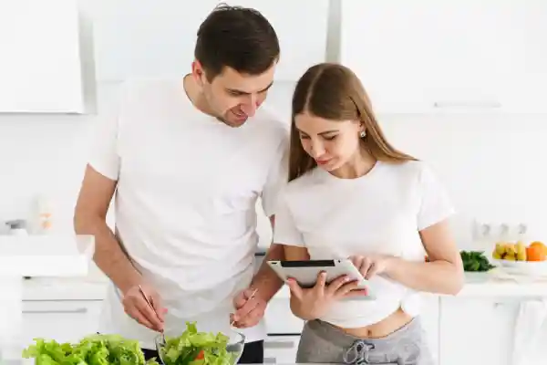 pareja organizando las comidas en pareja en la cocina