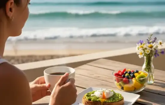 desayuno saludable mediterr&aacute;neo con alimentos nutritivos