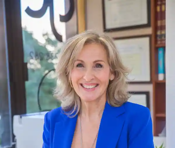 “Mar Cobos – Dietista y Coach en Nutrición en Málaga” Descripción: “Retrato de Mar Cobos, dietista en Málaga, especialista en nutrición y cambio de hábitos.” 📌 Densidad óptima de palabra clave 1 vez en el primer párrafo. 2 veces en H2. 3–4 veces en el cuerpo del texto. (Ya está incorporado en el texto que te preparé.) 🔗 Enlaces recomendados Para mejorar tu SEO interno puedes añadir: 👉 A “Servicios”: https://marcobos.es/servicios/ 👉 A “Contacto”: https://marcobos.es/contacto/ Y uno externo natural, por ejemplo a una fuente fiable como la AESAN o la OMS. 📧 Extracto para Mailrelay (te lo vuelvo a dejar aquí) Descubre quién soy y cómo puedo ayudarte a adelgazar sin pasar hambre ni renunciar a tu vida social. Te cuento mi método, mi experiencia y mi filosofía como dietista en Málaga con más de 15 años acompañando a personas como tú. Si quieres, puedo: 👉 Añadir la estructura JSON-LD de AboutPage + Person 👉 Revisar tu página después de pegar el contenido 👉 Preparar la versión final tomando en cuenta tu diseño actual (si me pasas el WPBakery original) ¿Quieres que prepare también el JSON-LD SEO para esta página? “Mar Cobos, dietista en Málaga”