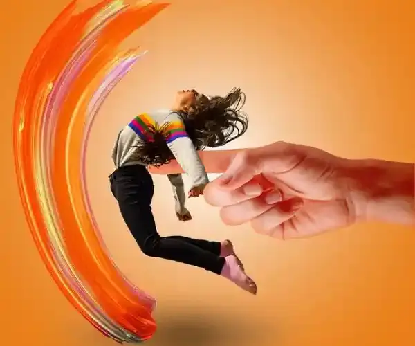 Motivaci&oacute;n para adelgazar: mujer saltando impulsada por una mano con trazo de color, s&iacute;mbolo de prop&oacute;sito y disciplina
