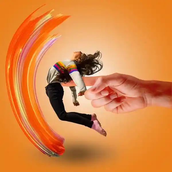 Motivación para adelgazar: mujer saltando impulsada por una mano con trazo de color, símbolo de propósito y disciplina