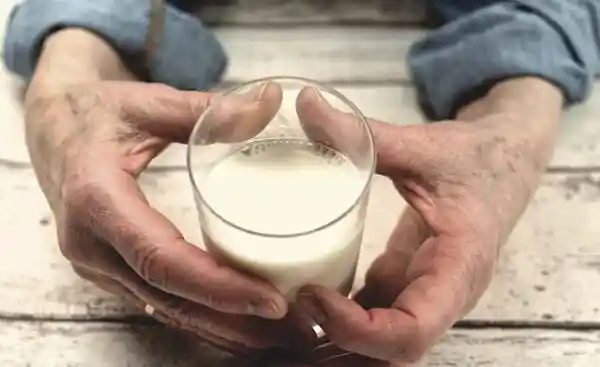 dieta para prevenir la osteoporosis: vaso de leche y hábitos para fortalecer los huesos