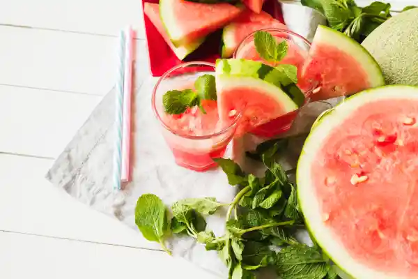 alimentos estrella del verano sandía melón pepino tomate