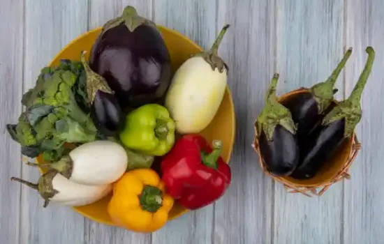 Verduras de temporada en abril con berenjenas, pimientos y brócoli