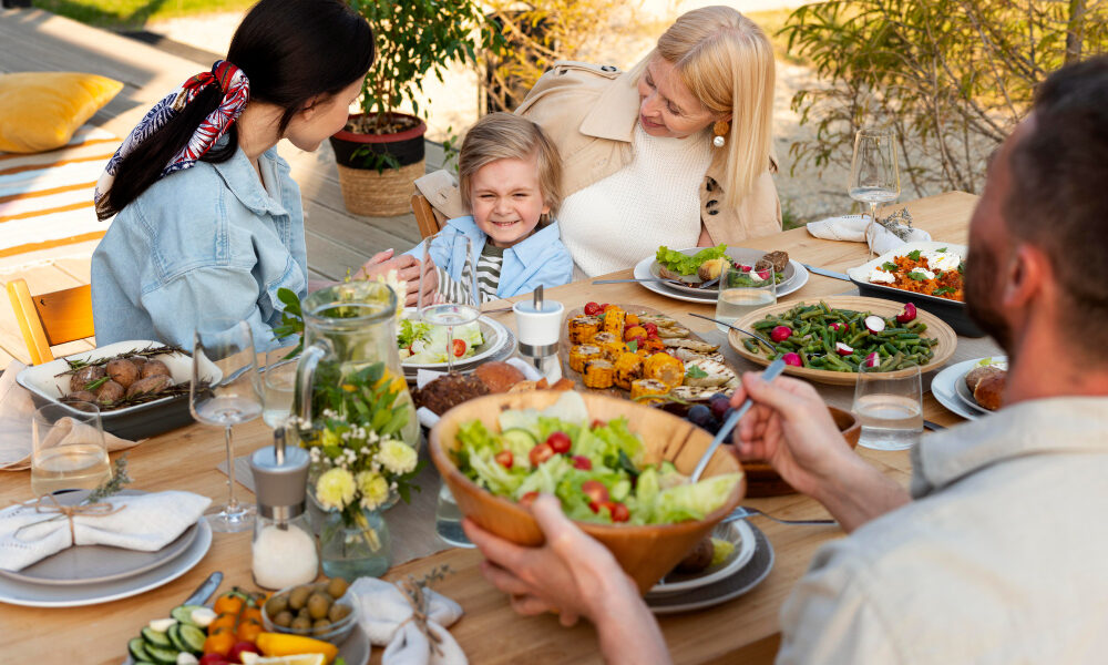 Beneficios de la dieta mediterr&aacute;nea con plato de verduras, legumbres y aceite de oliva virgen extraos pidi&eacute;ndote
