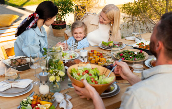Beneficios de la dieta mediterránea con plato de verduras, legumbres y aceite de oliva virgen extraos pidiéndote