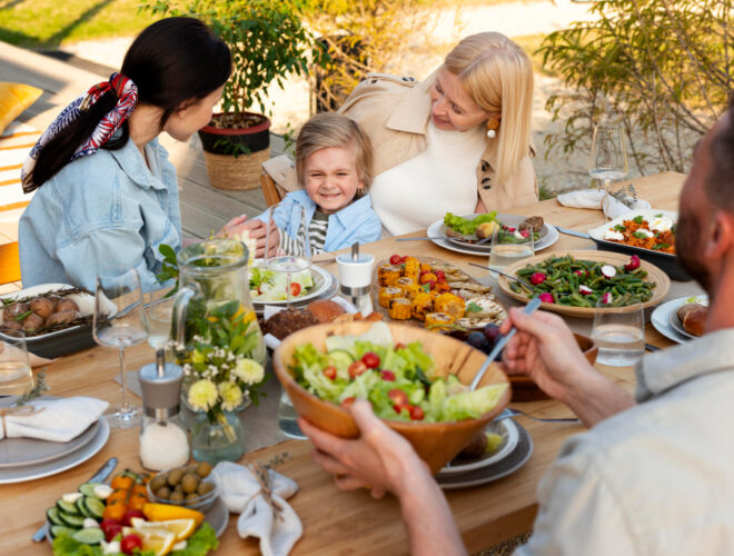 Beneficios de la dieta mediterr&aacute;nea con plato de verduras, legumbres y aceite de oliva virgen extraos pidi&eacute;ndote
