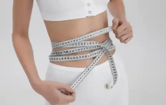 Dietas rápidas en septiembre: báscula y cinta métrica como símbolo de la prisa por adelgazar tras el verano