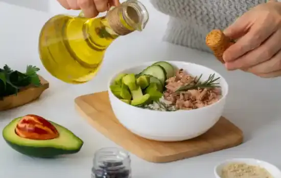 Dieta mediterránea prevención cardiovascular con aceite de oliva, verduras y legumbres