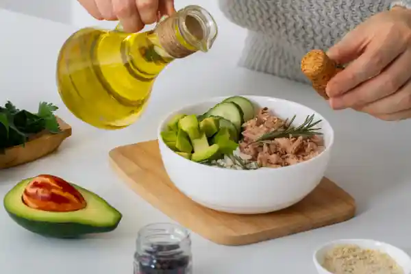 Dieta mediterránea prevención cardiovascular con aceite de oliva, verduras y legumbres