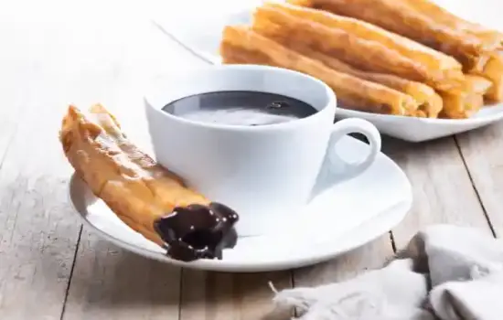 Churros y desayuno frito: ejemplo de por qué los churros aumentan el colesterol y pueden subir LDL y triglicéridos