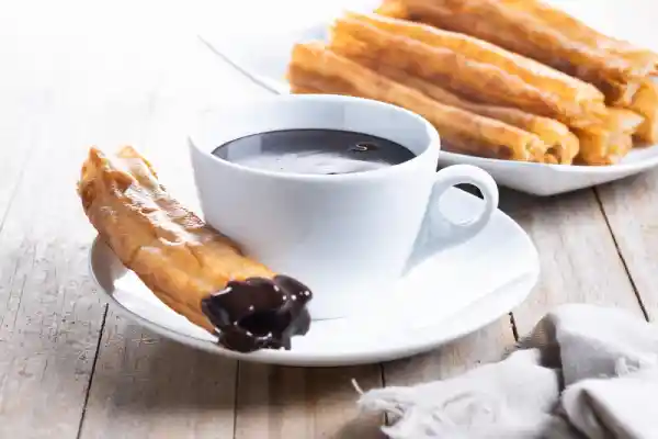 Churros y desayuno frito: ejemplo de por qué los churros aumentan el colesterol y pueden subir LDL y triglicéridos