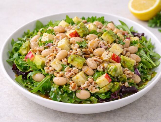 Ensalada agridulce de alubias blancas con brotes frescos, manzana con piel y aguacate, ali&ntilde;ada con salsa de miel, mostaza, lim&oacute;n, aceite de oliva y vinagre bals&aacute;mico de M&oacute;dena.