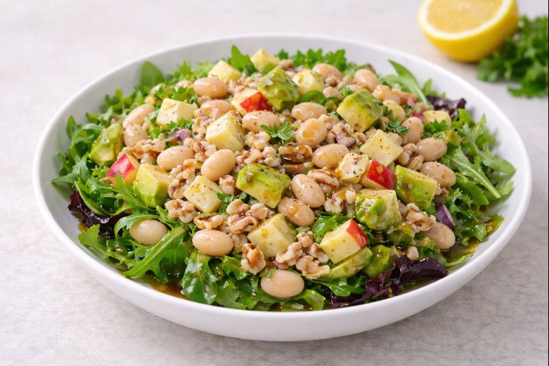 Ensalada agridulce de alubias blancas con brotes frescos, manzana con piel y aguacate, ali&ntilde;ada con salsa de miel, mostaza, lim&oacute;n, aceite de oliva y vinagre bals&aacute;mico de M&oacute;dena.