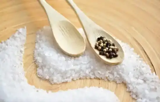 Exceso de sal en la dieta: salero y ultraprocesados junto a especias y limón como alternativa
