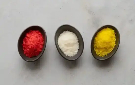 Falso azafrán en sobre amarillo junto a hebras de azafrán auténtico y cúrcuma en una cocina