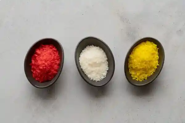 Falso azafrán en sobre amarillo junto a hebras de azafrán auténtico y cúrcuma en una cocina