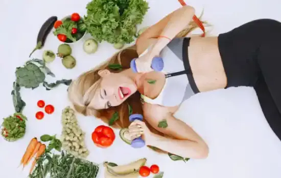 Persona relajada preparando un plato equilibrado para hacer dieta sin mal humor en casa