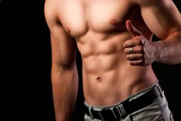 Masa muscular: resultados con nutrición y entrenamiento Torso masculino musculado con abdomen marcado, ideal para alimentación para ganar masa muscular
