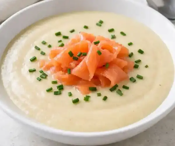 Vichissoyse con salmón ahumado y cebollino en cuenco blanco, crema de puerros suave y luminosa