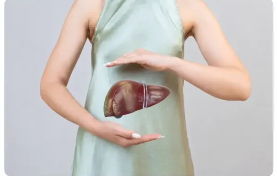 Mujer protegiendo la salud del hígado con sus manos sobre una ilustración de un hígado