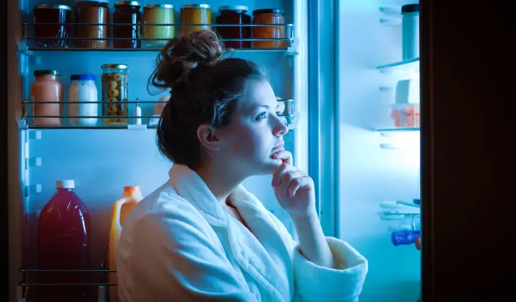 H&aacute;bitos que hacen fracasar tu dieta como picotear o comer sin control frente al frigor&iacute;fico