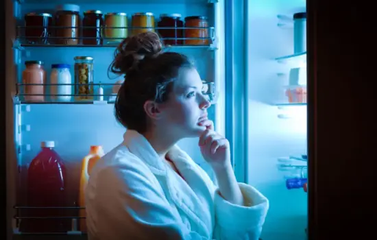 Hábitos que hacen fracasar tu dieta como picotear o comer sin control frente al frigorífico