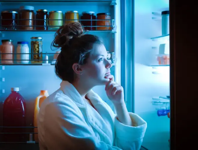 H&aacute;bitos que hacen fracasar tu dieta como picotear o comer sin control frente al frigor&iacute;fico