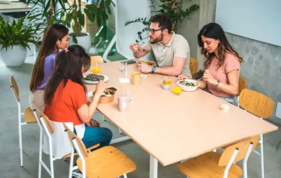 Vida saludable en empresas con empleados comiendo de forma saludable en la oficina