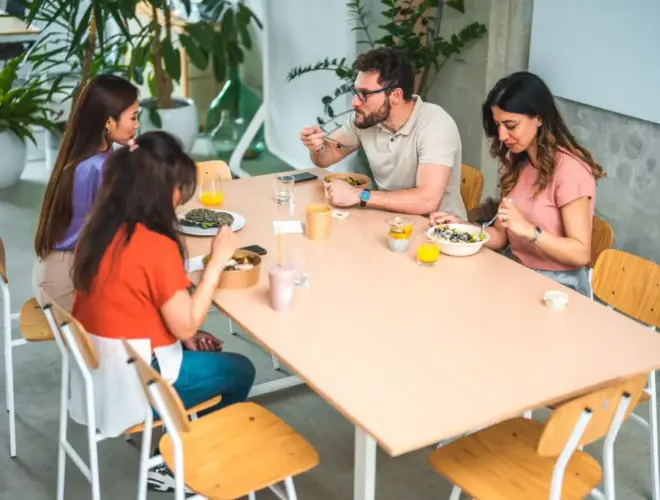 Vida saludable en empresas con empleados comiendo de forma saludable en la oficina