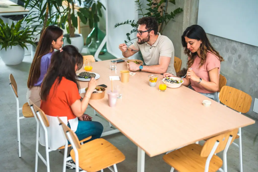 Vida saludable en empresas beneficios para empleados y productividad Vida saludable en empresas con empleados comiendo de forma saludable en la oficina