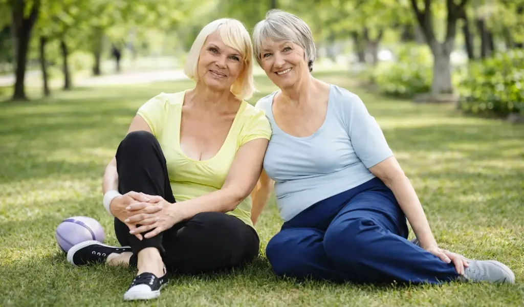 mujeres mayores sentadas en el parque cuidando su salud ósea y previniendo la osteoporosis