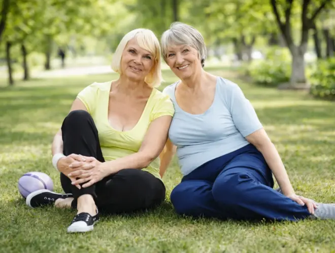 mujeres mayores sentadas en el parque cuidando su salud &oacute;sea y previniendo la osteoporosis