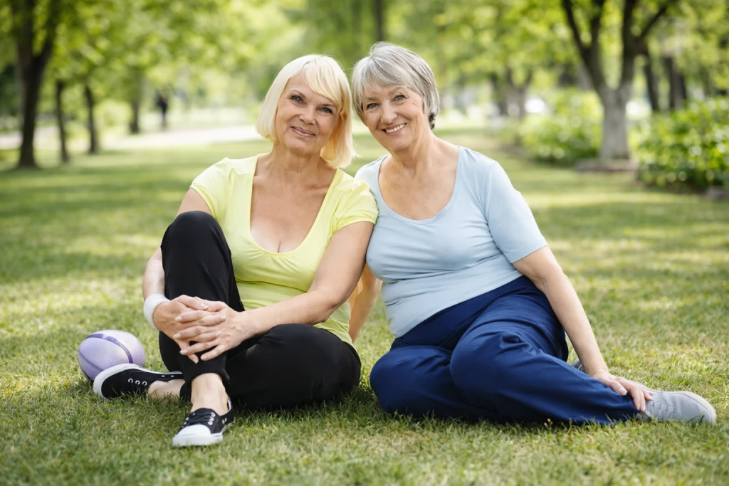 mujeres mayores sentadas en el parque cuidando su salud &oacute;sea y previniendo la osteoporosis