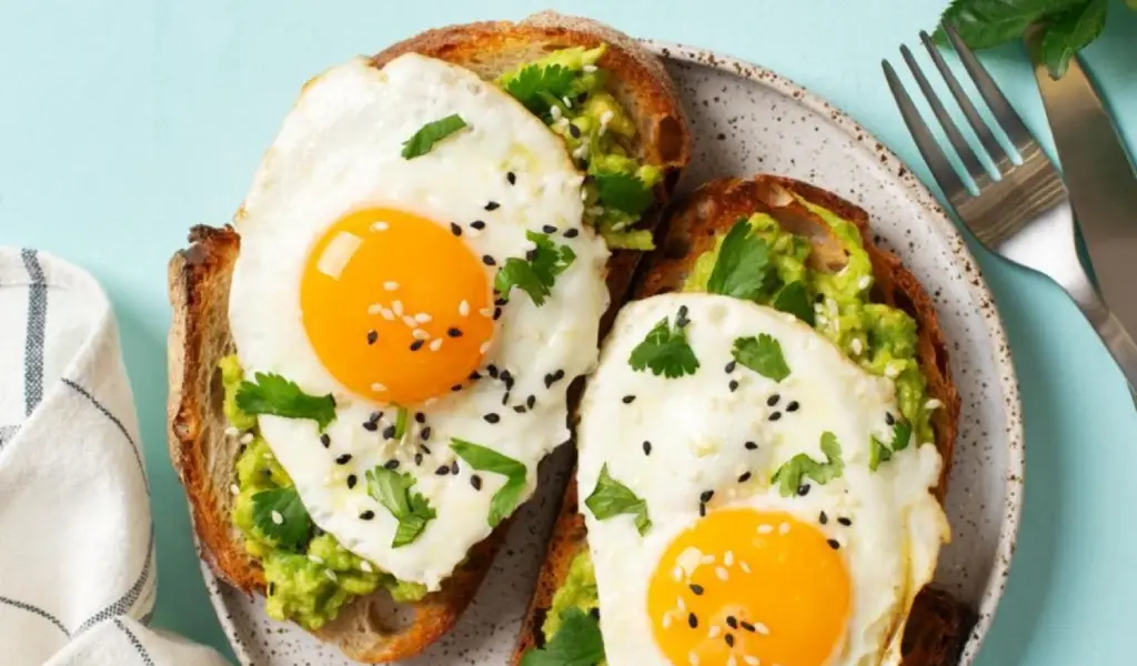 desayuno saludable con tostadas de aguacate y huevos para acelerar el metabolismo